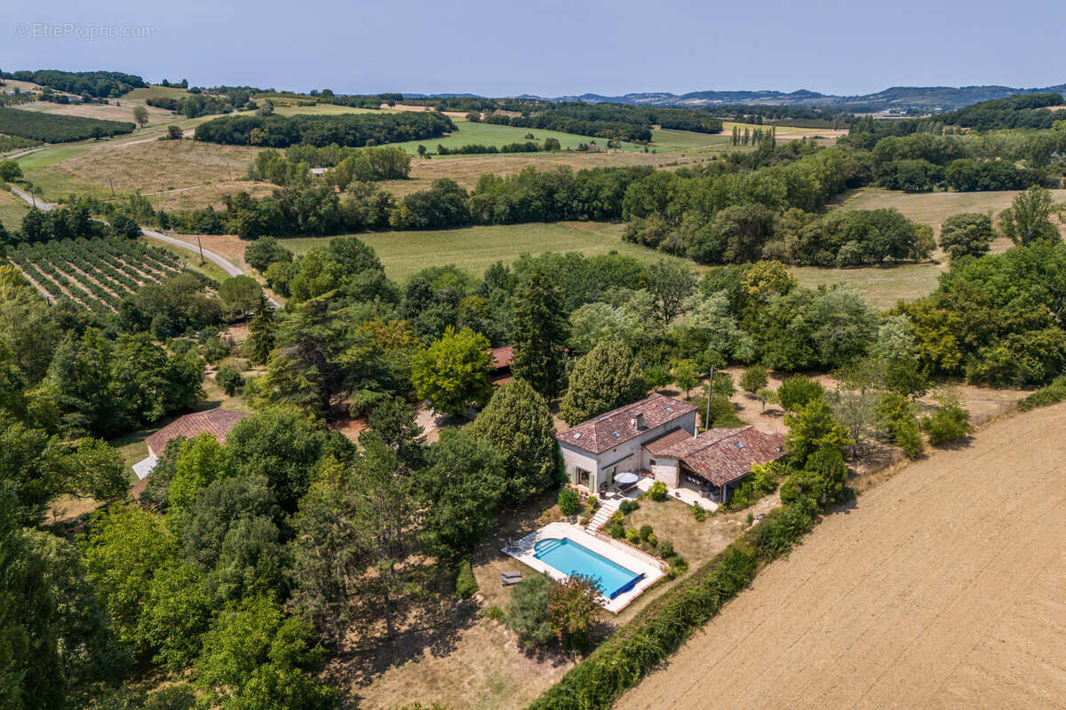Maison de campagne avec piscine et grange - photo 2