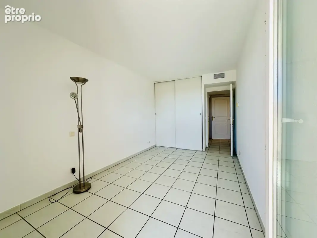 Exclusif lattes - magnifique t2 de 52m2 avec terrasse, parking et cave dans residence standing a 150m du tram - photo 5