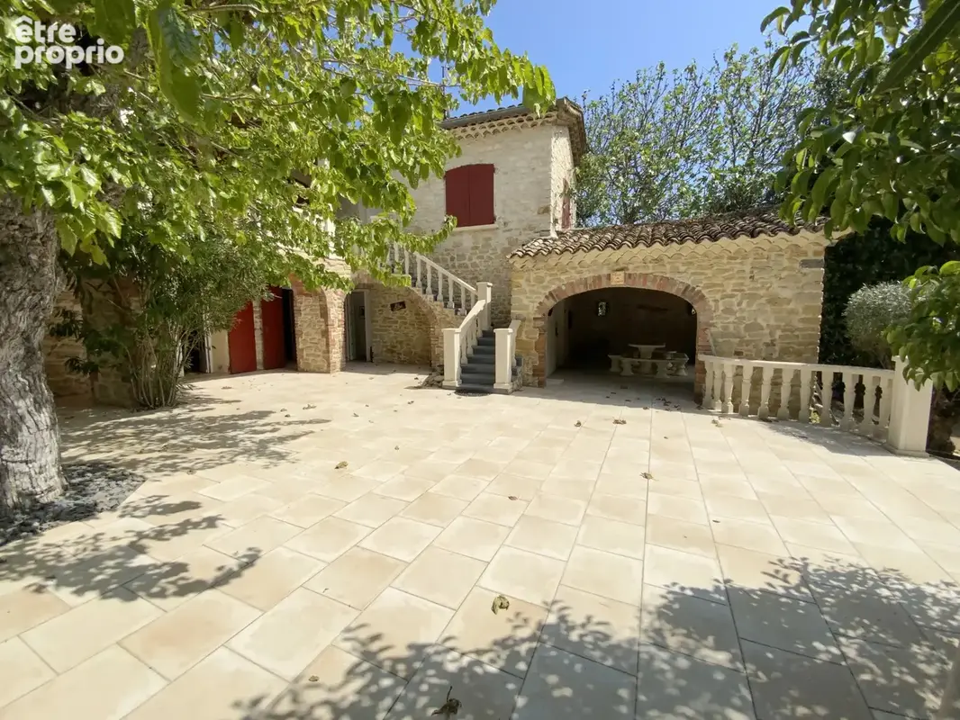 Maison en pierre avec piscine et son terrain 3000 m2 - photo 8