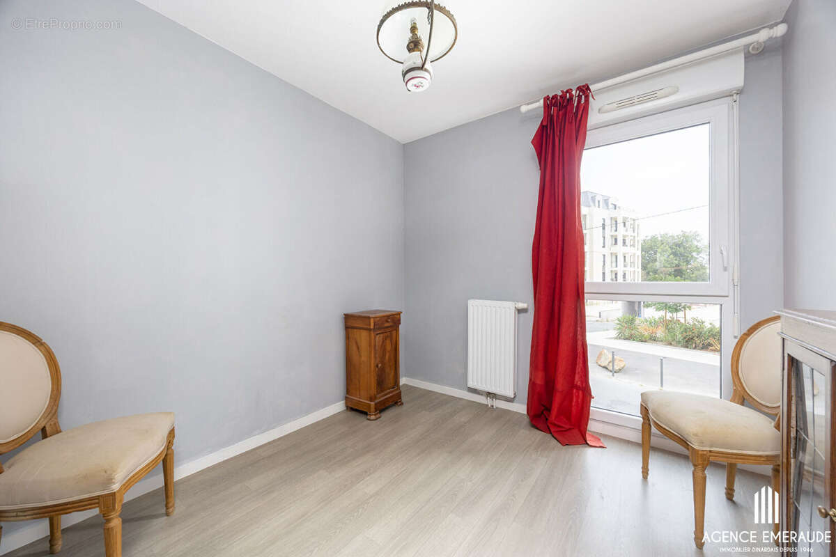 À vendre à Dinard, Appartement T4 avec balcon, garage, parking et cave, à deux pas des commerces et des plages. - photo 7
