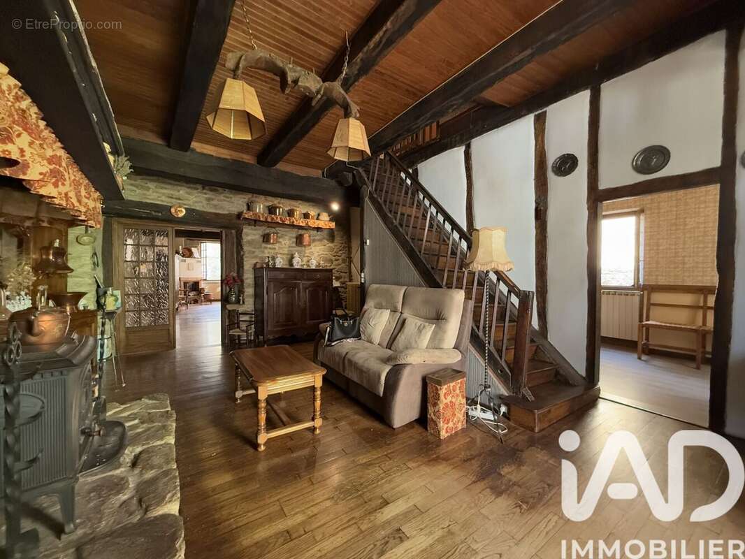 Maison 227 m² à Sauveterre-De-Rouergue  - photo 2