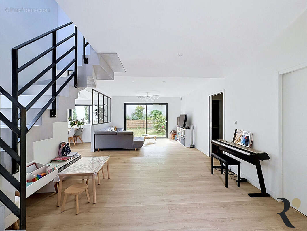 Maison T5 récente de 143 m² avec piscine - Toulouse 31500 - photo 4