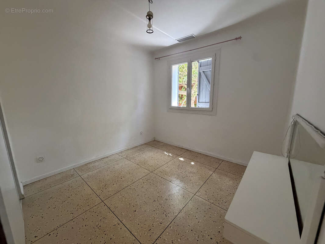 La seyne-sur-mer   maison individuelle avec vue dégagée, garage et dépendance - photo 7