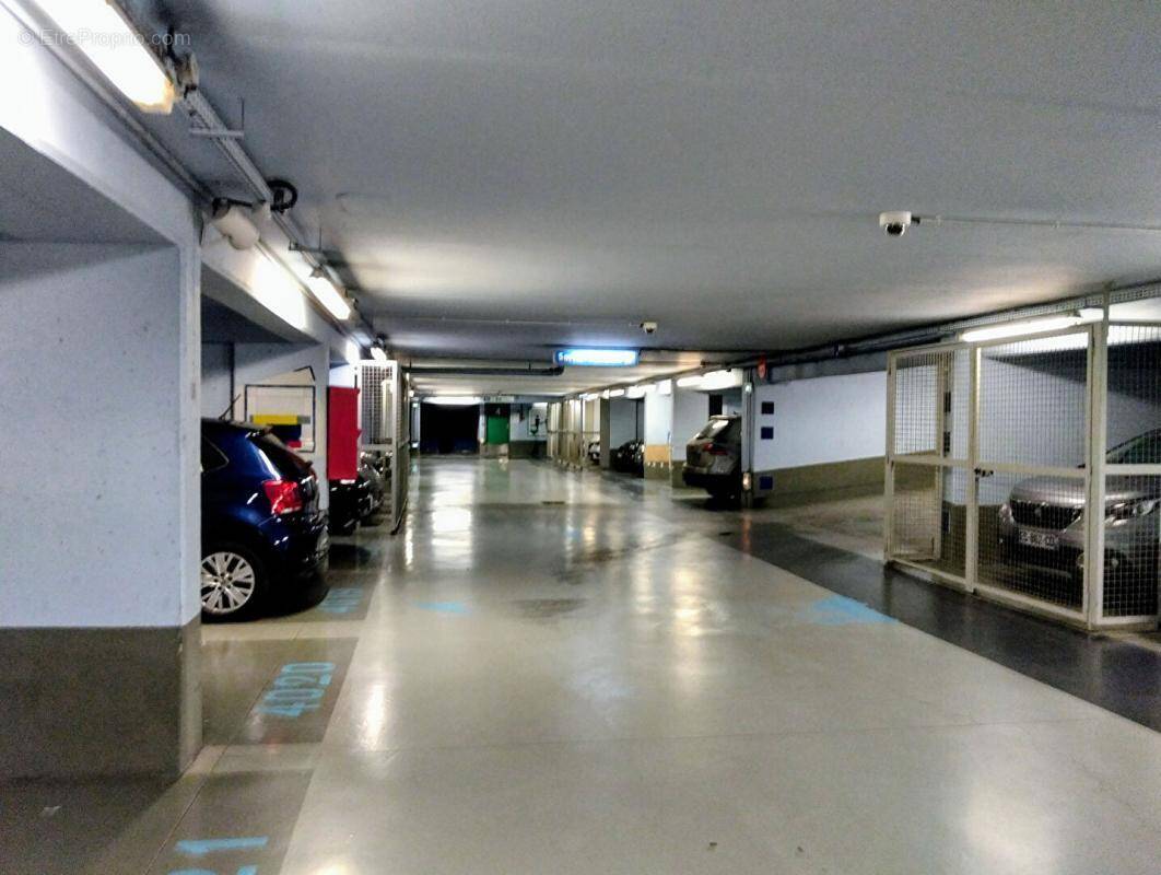 Parking à PARIS-16E