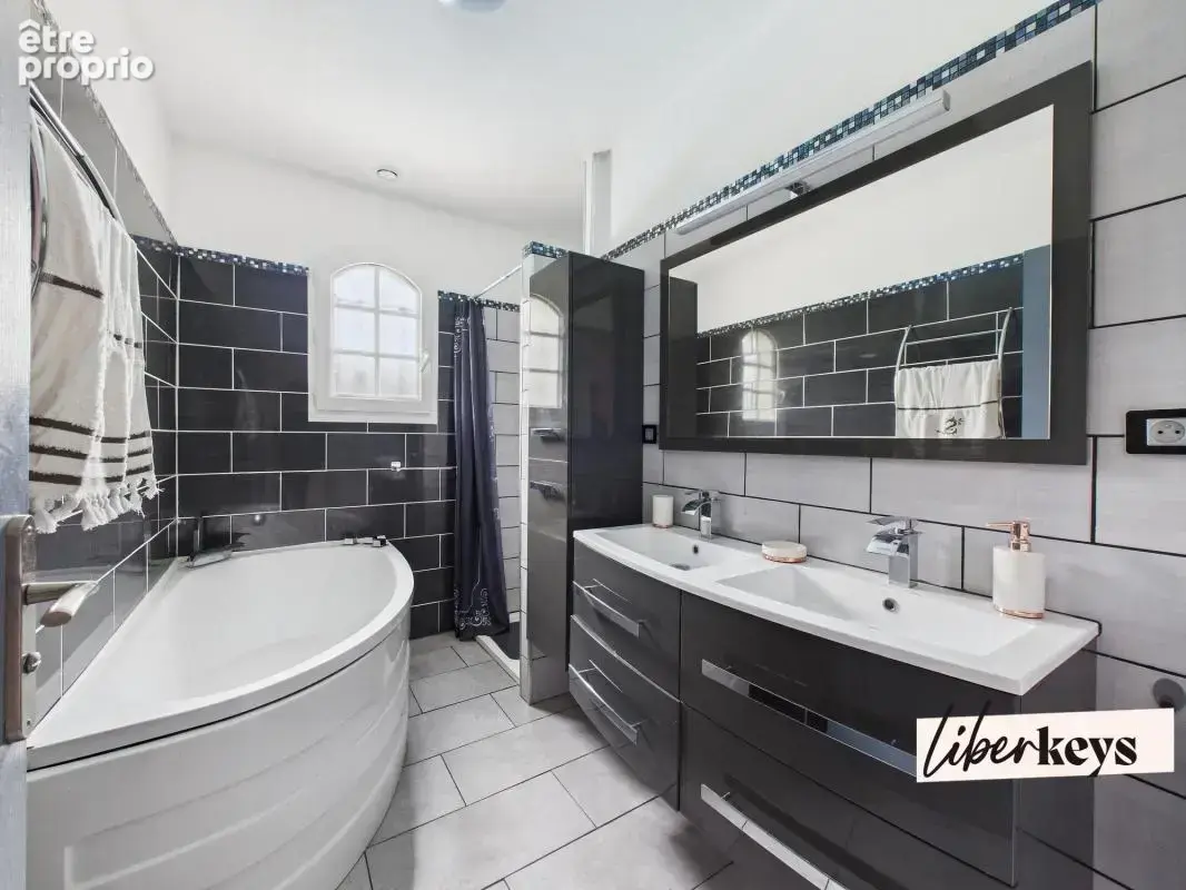 Abzac I Maison de 133 m² I Piscine I 6 pièces - photo 11