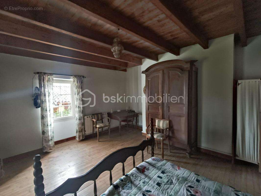 Ensemble Immobilier comprenant 2 maisons avec Piscine + Annexes sis sur 1 Terrain de 2.5 Hectares - photo 15