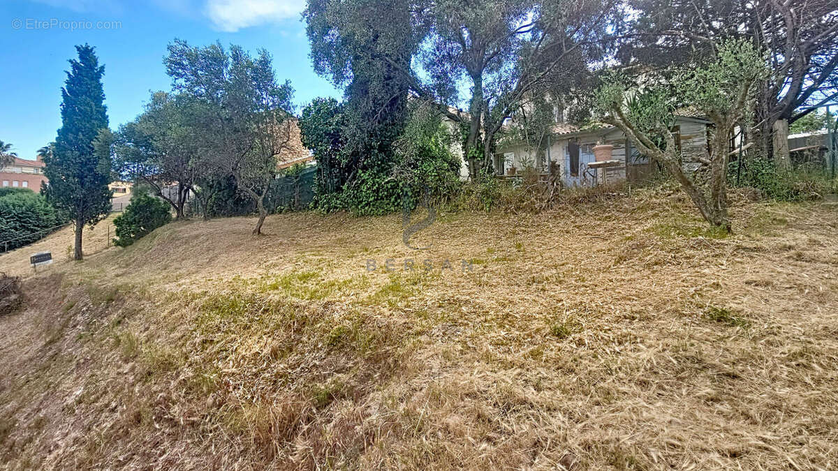 Terrain à FREJUS