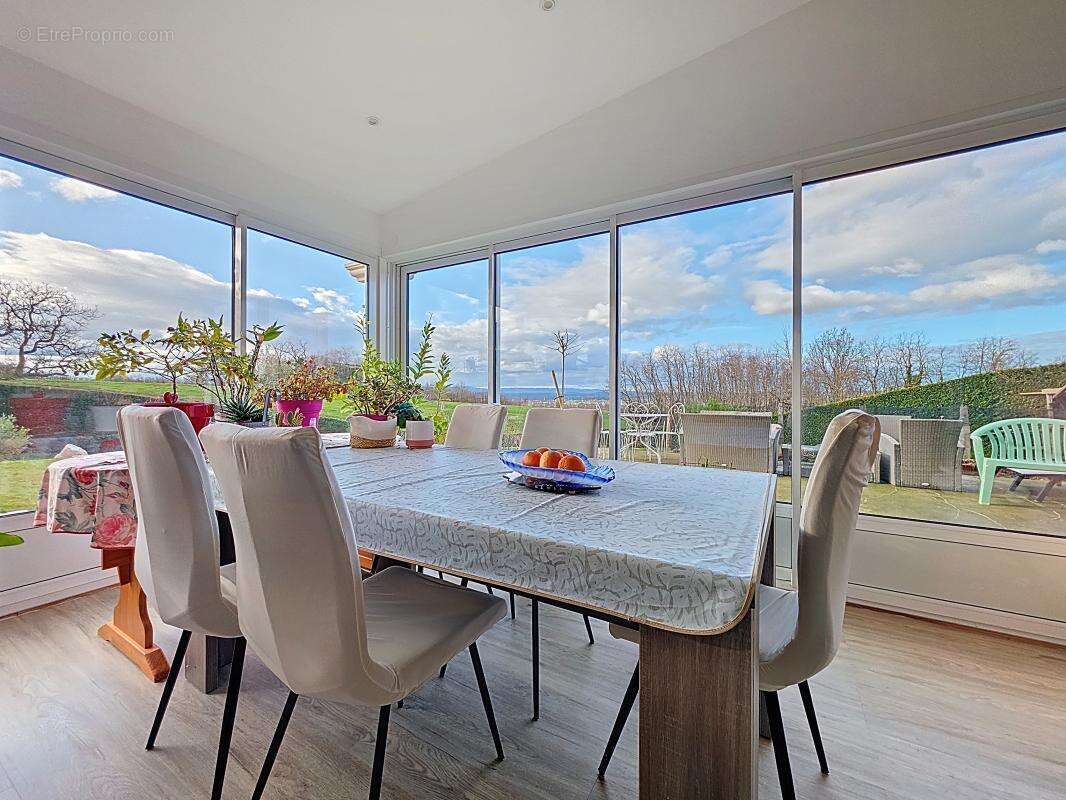 Maison à EYZIN-PINET