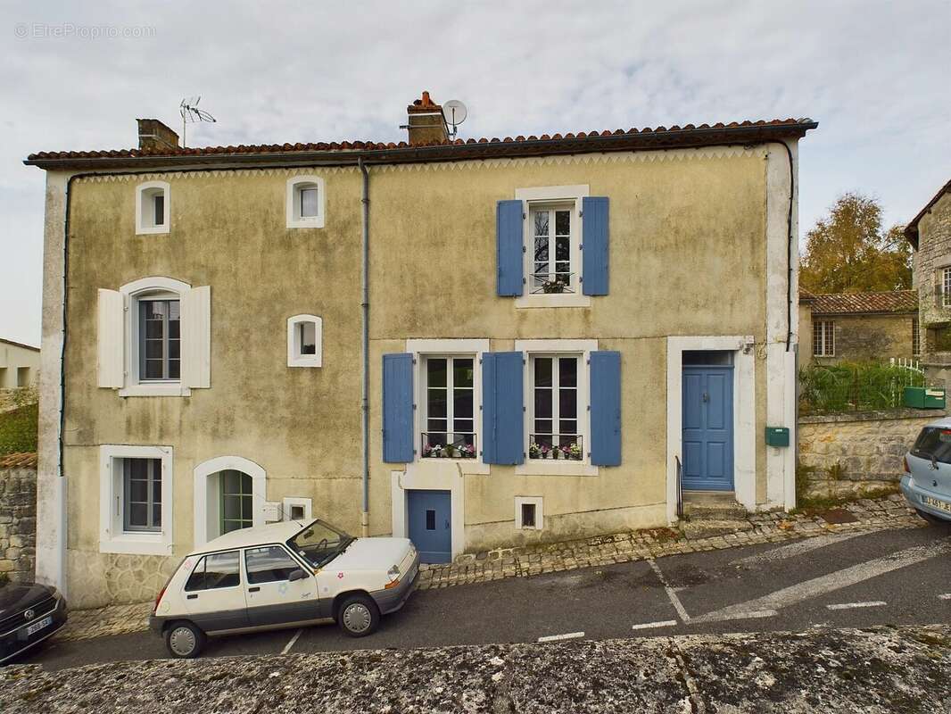 Maison à VILLEBOIS-LAVALETTE