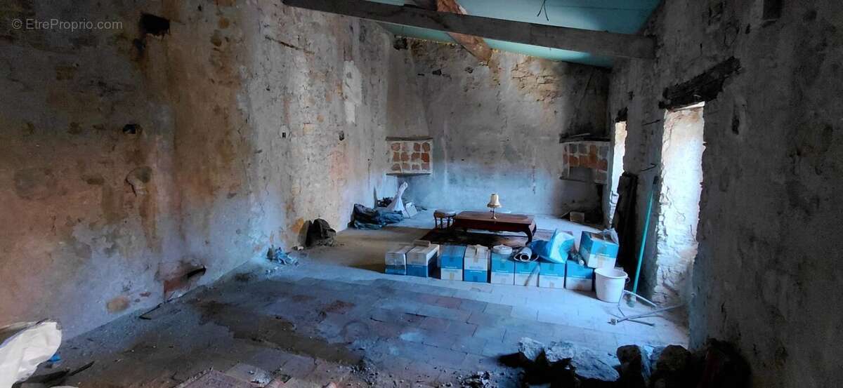 Maison à rénover avec terrasse et grenier, beau potentiel ! - photo 5