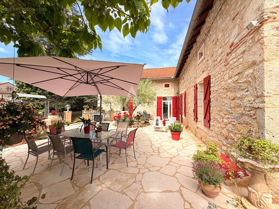 Maison  en pierre de194 m2 et granges - photo 2