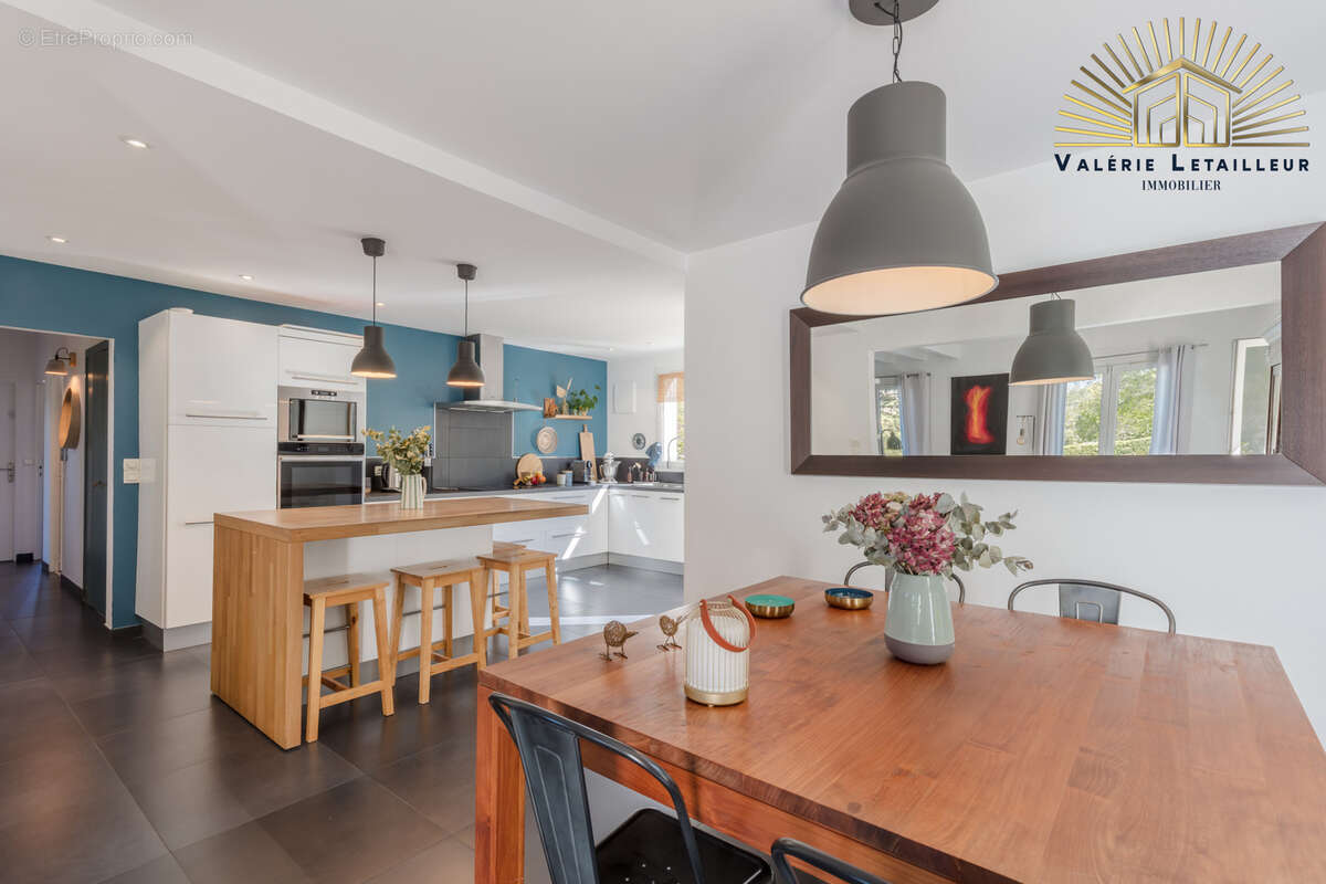 Magnifique maison de caractère développant environ 170 m2 habitables, complétés par 100 m2 de sous-sol, le tou - photo 4
