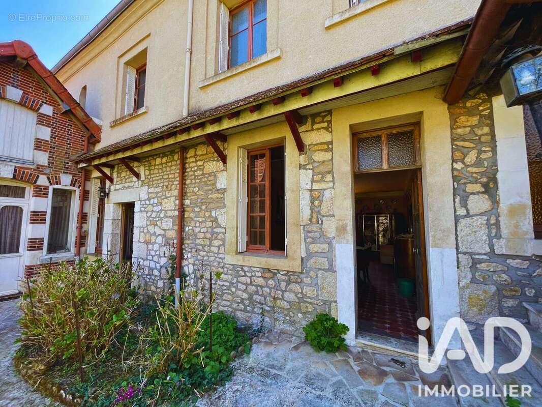 Maison 187 m² à Entrains-Sur-Nohain  - photo 2