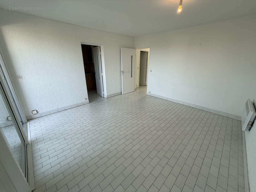 Appartement 2 pièces 7ème et dernier étage - Parking et cave privés - photo 3