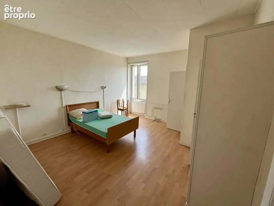 Centre de Craponne, maison individuelle à rénover avec dépendances sur terrain de 800m2. - photo 10