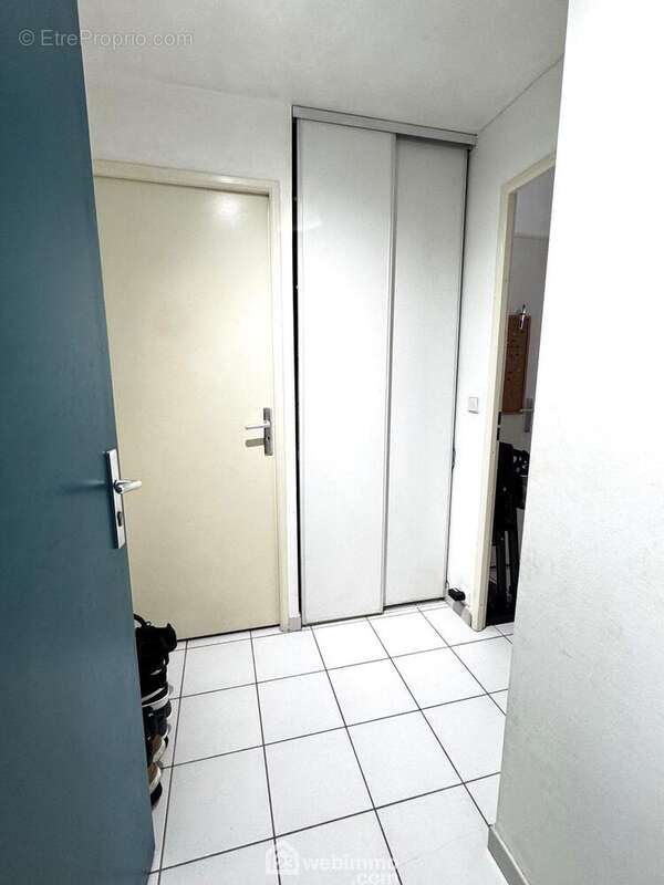 Commençons la visite par l'entrée avec placard - Appartement à RIS-ORANGIS
