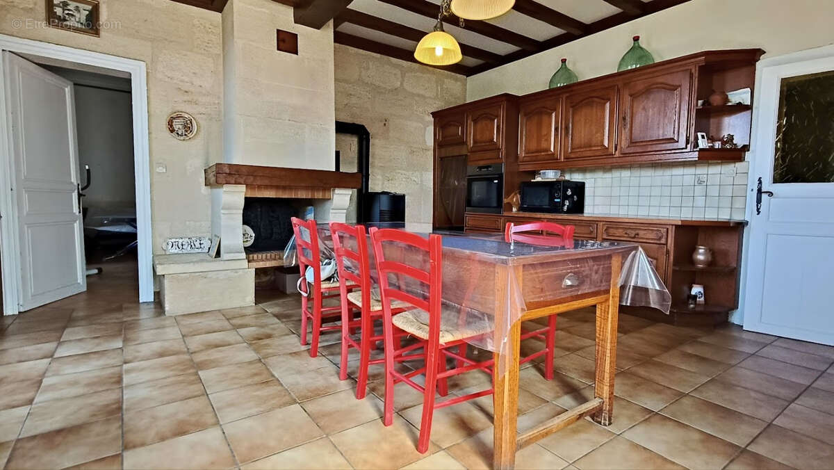 Propriété de caractère   Maison bourgeoise en pierre, dépendances et 2,5 hectares de terrain - photo 8