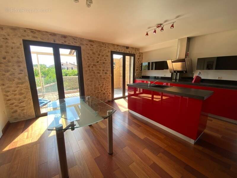 Dpt Pyrénées Orientales (66), à vendre proche LE SOLER Maison 5 pièces 169 m² garage, cour, jacuzzi - photo 3