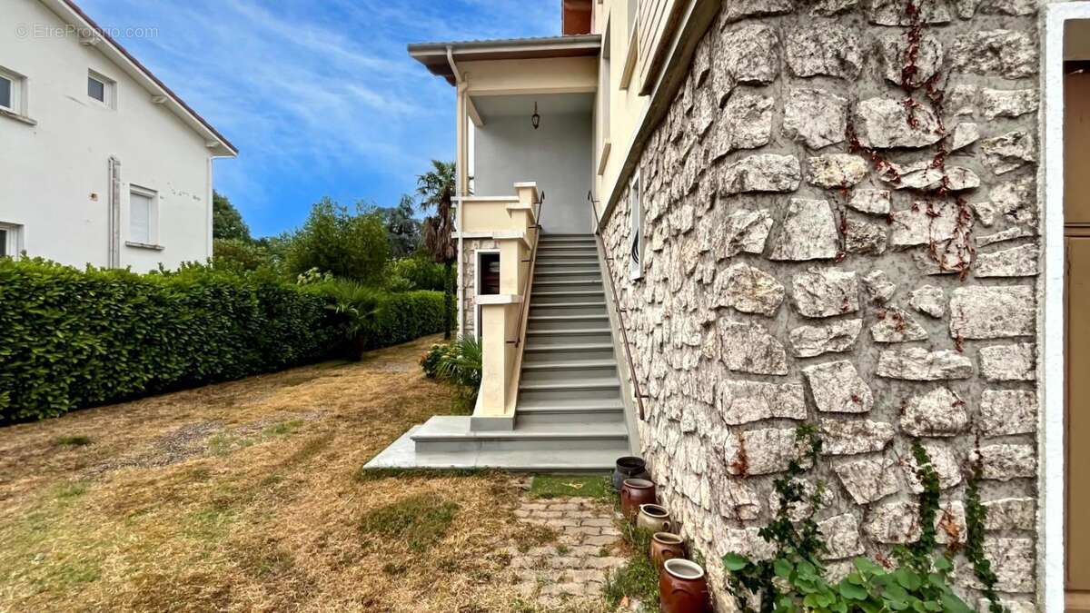 Maison 170 m² à Nerac  - photo 2