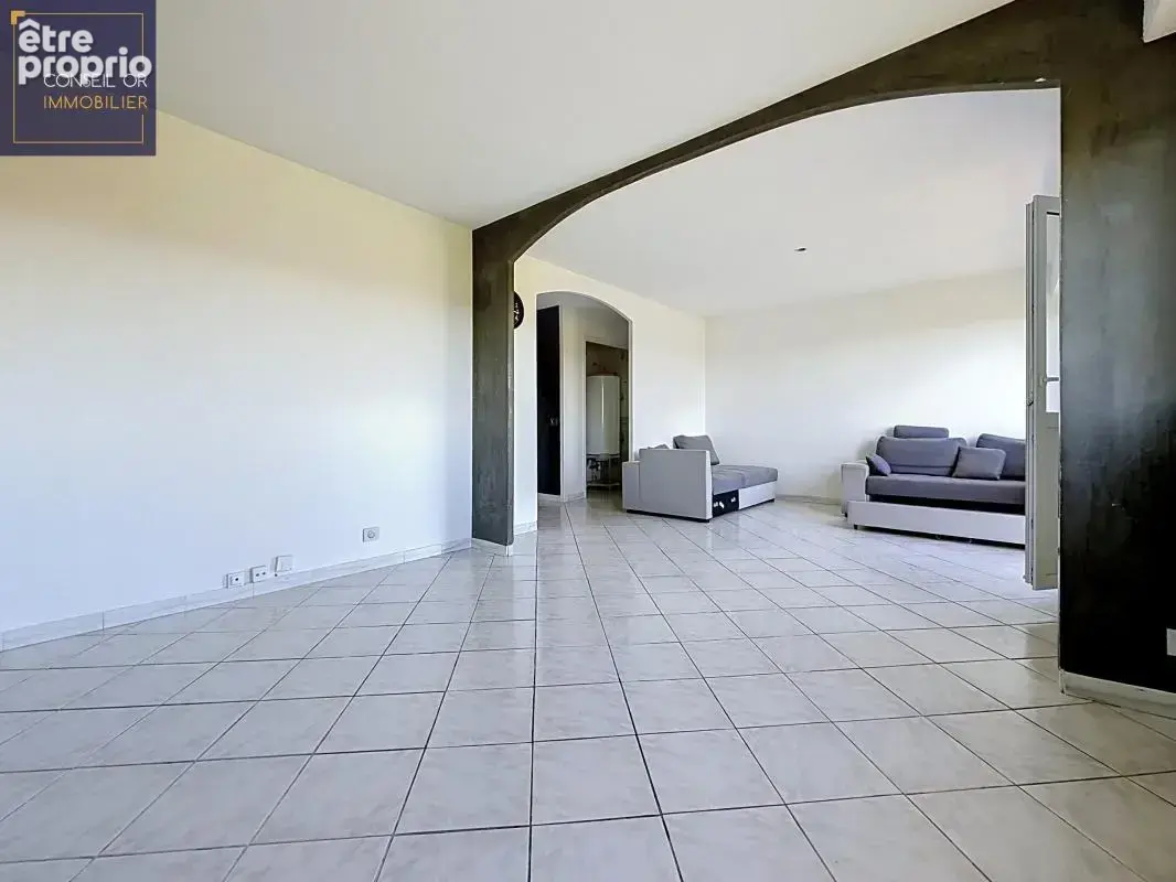 T3 - 75 m² - 2 chambres - balcon - cave et parking collectif - Irigny - photo 5