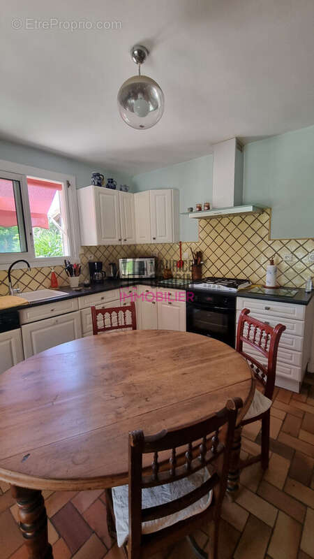 Maison à ENTRAIGUES-SUR-LA-SORGUE