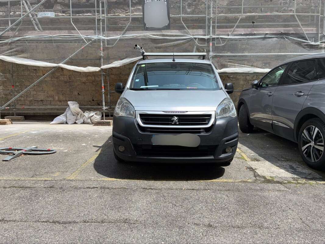 Parking à PARIS-11E