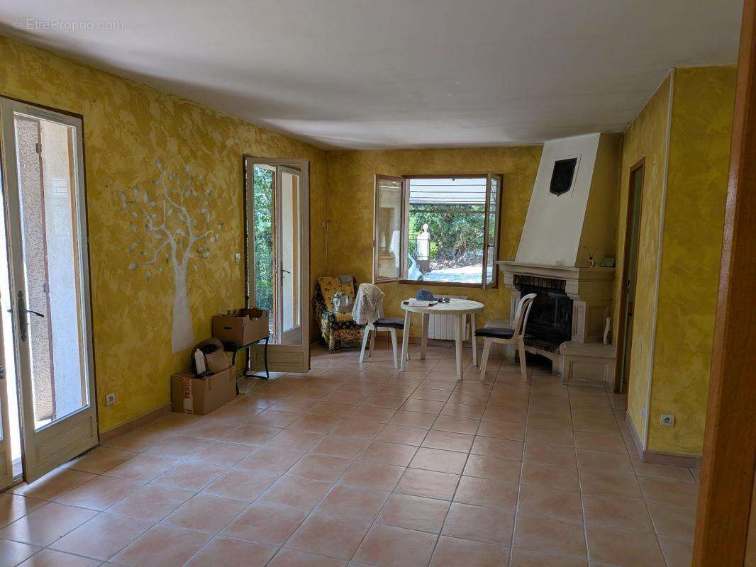 Maison de 90m2 sur jardin de 2020m2 à BESSE SUR ISSOLE (83) - photo 2