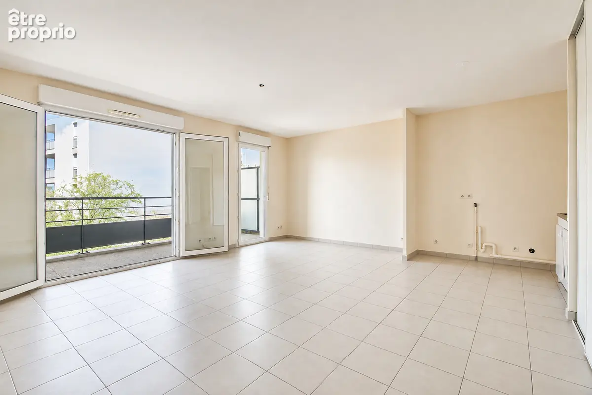 Appartement  avec terrasse en hyper-Centre de Meyzieu. - photo 2