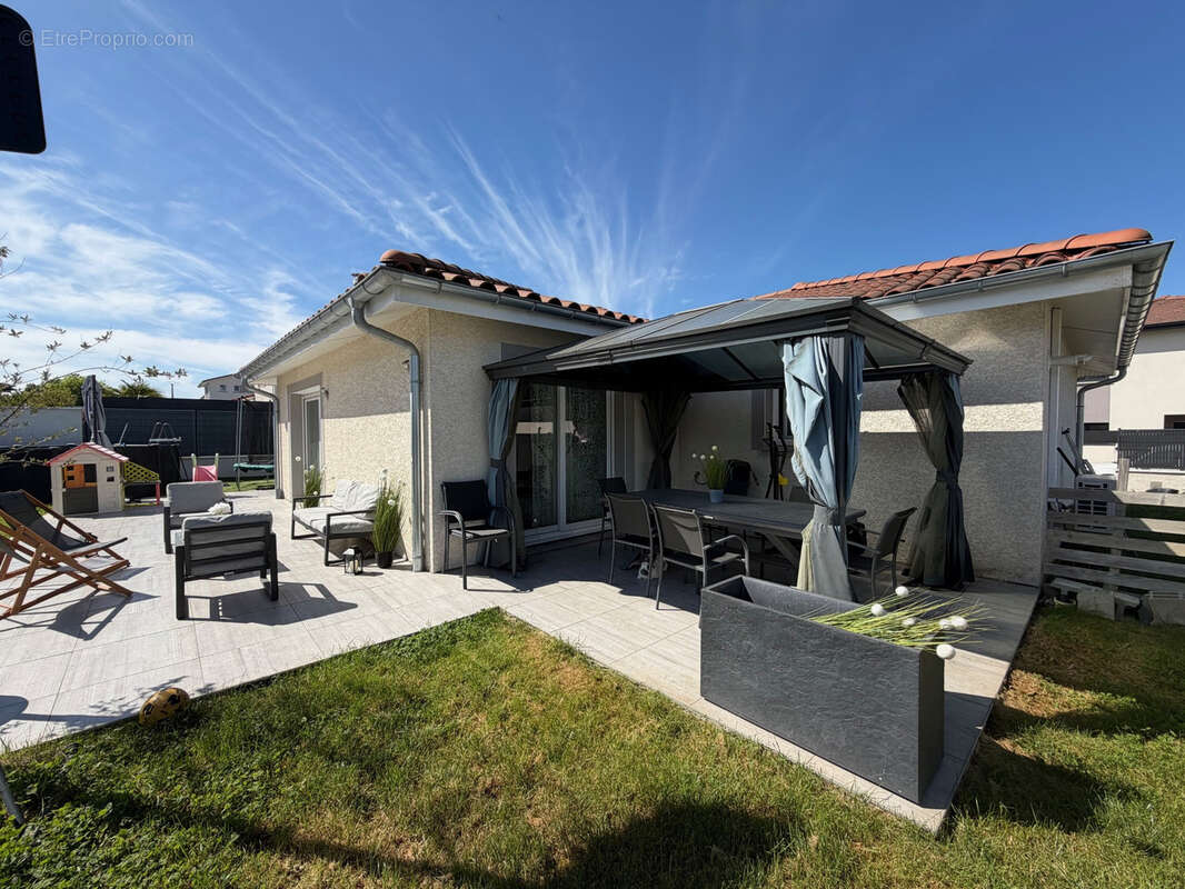 Maison à NIVOLAS-VERMELLE