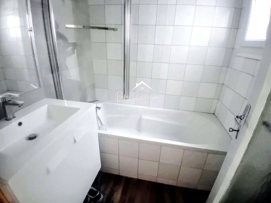 Salle de bains avec WC au rez de chaussée  - Maison à CHATELLERAULT