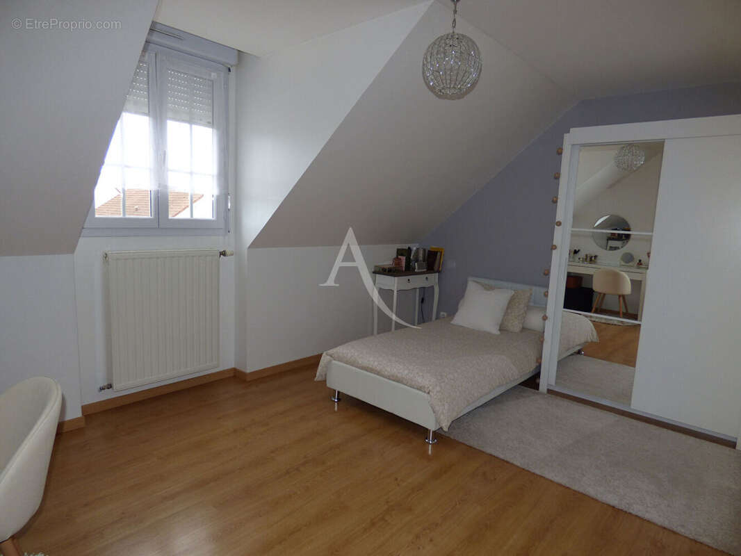 Maison à SAINT-DENIS-DE-L&#039;HOTEL