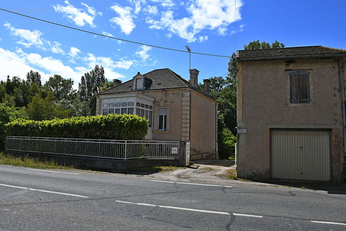 Maison de charme avec beau potentiel ! - photo 9