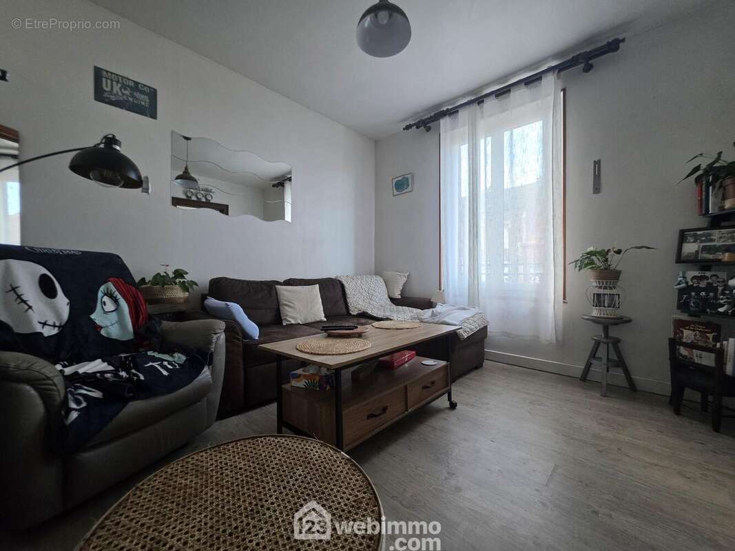Vous profiterez d?un charmant salon, lumineux et agréable à vivre. - Maison à LAON