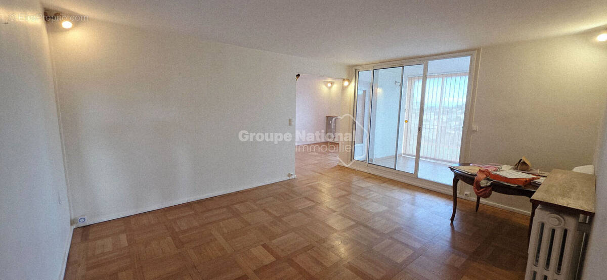 Appartement à BAGNOLS-SUR-CEZE