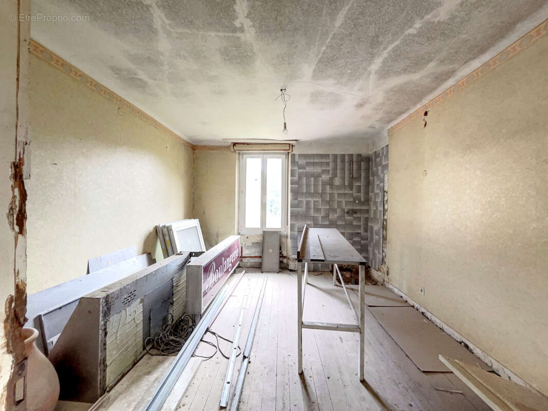 Immeuble mixte habitation/local commercial d'une superficie d'environ 515 m2 sur terrain 3445 m2 à PHILIPPSBOU - photo 12