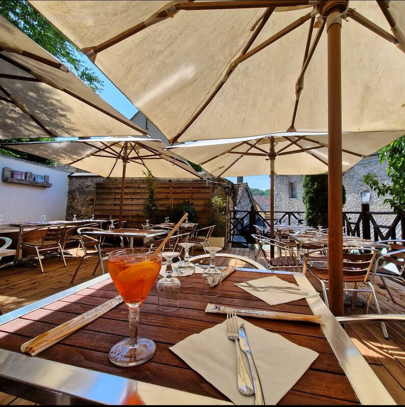 Commerce à SAINT-ARNOULT-EN-YVELINES