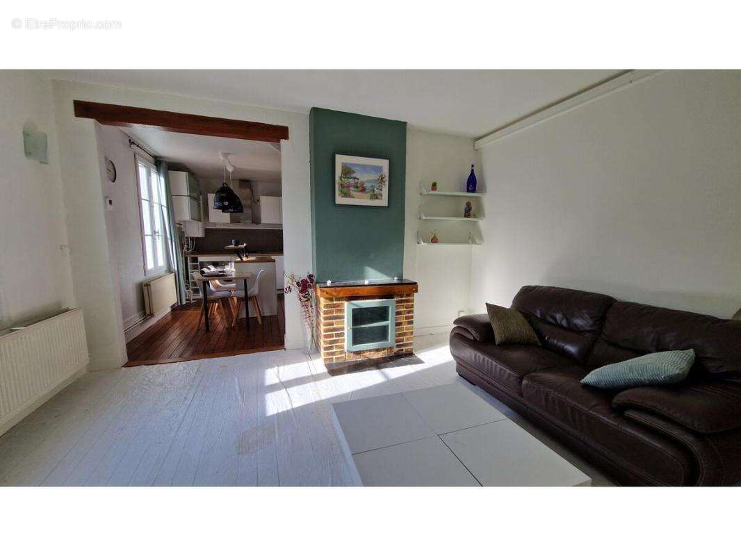 Appartement à FLEURINES