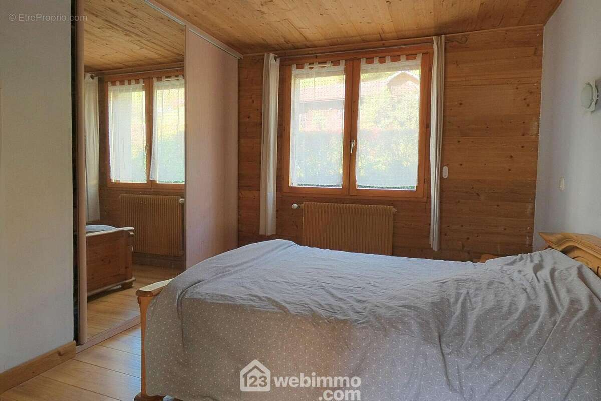 La partie nuit dispose de 3 chambres ... - Appartement à MARTHOD