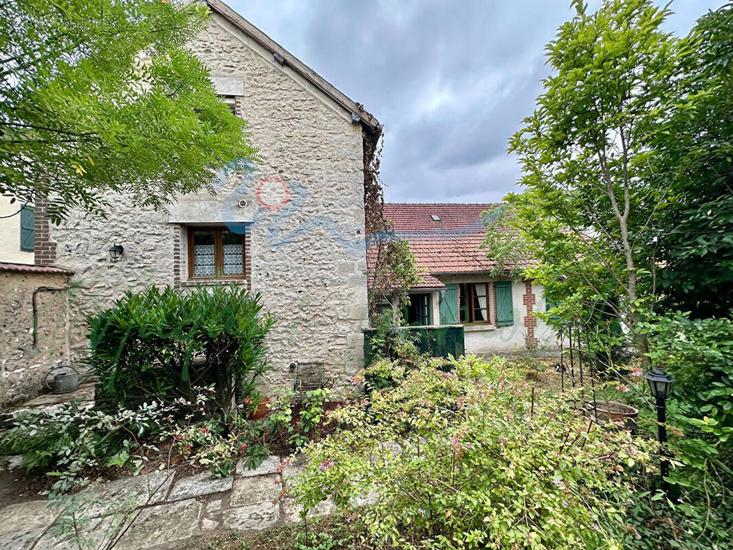 Maison à SAINTE-GENEVIEVE-LES-GASNY
