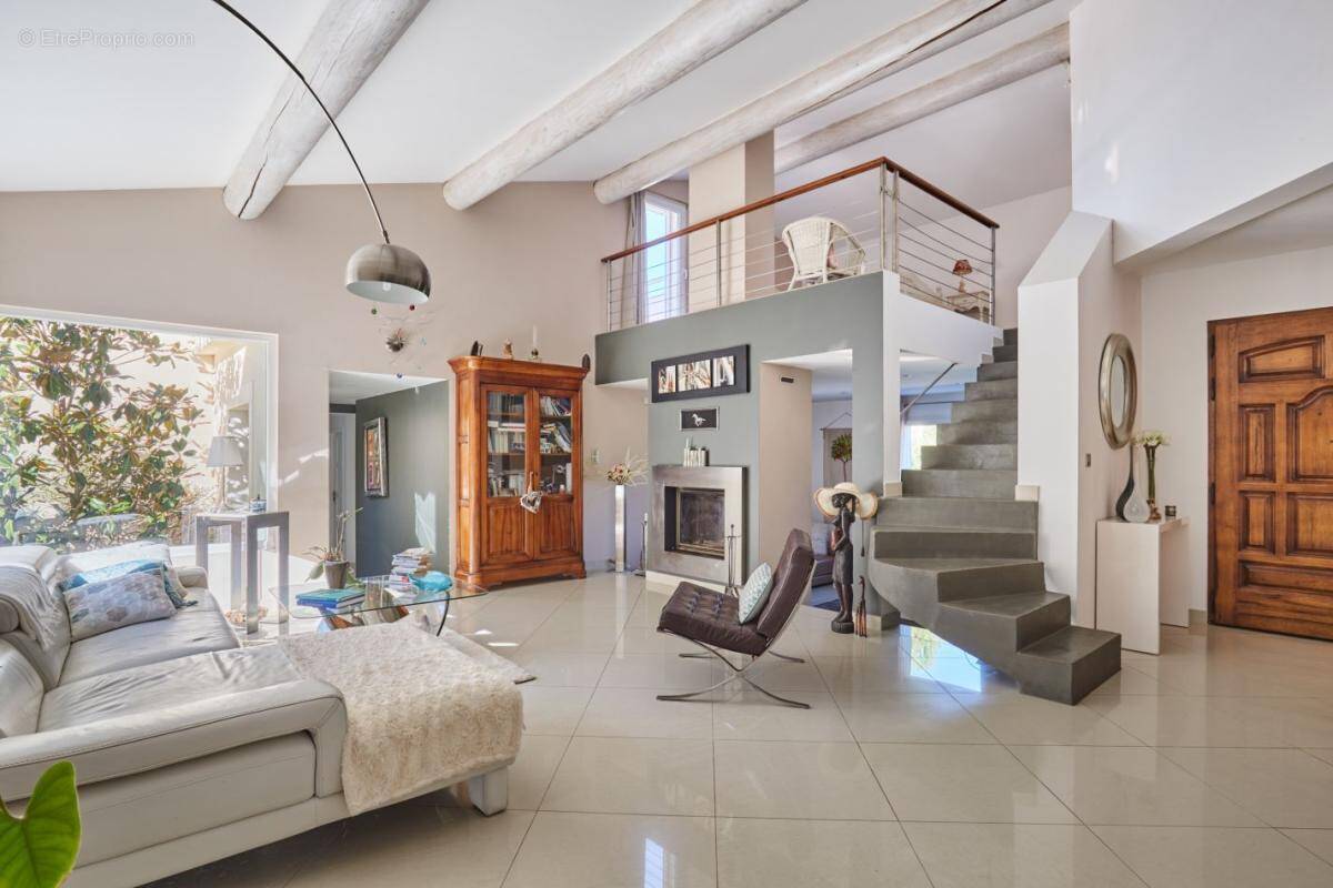 Maison à SIMIANE-COLLONGUE