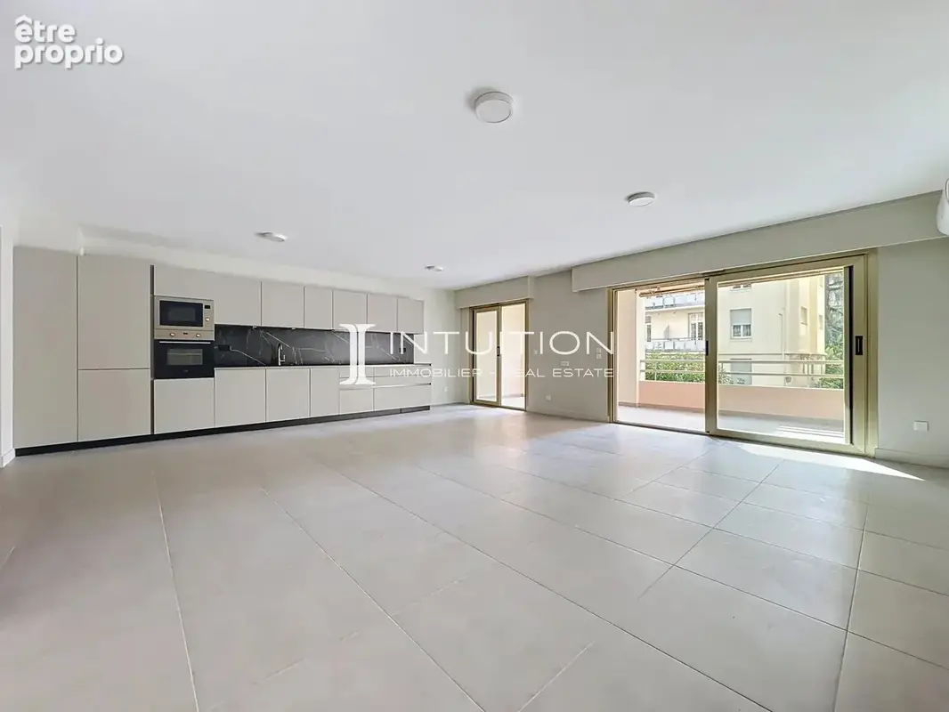 Cannes – Quartier des Anglais : élégant 3 pièces entièrement rénové avec terrasse de 17 m², garage et cave - photo 1