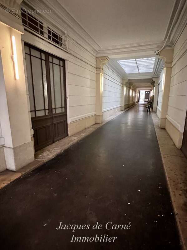 Commerce à PARIS-2E