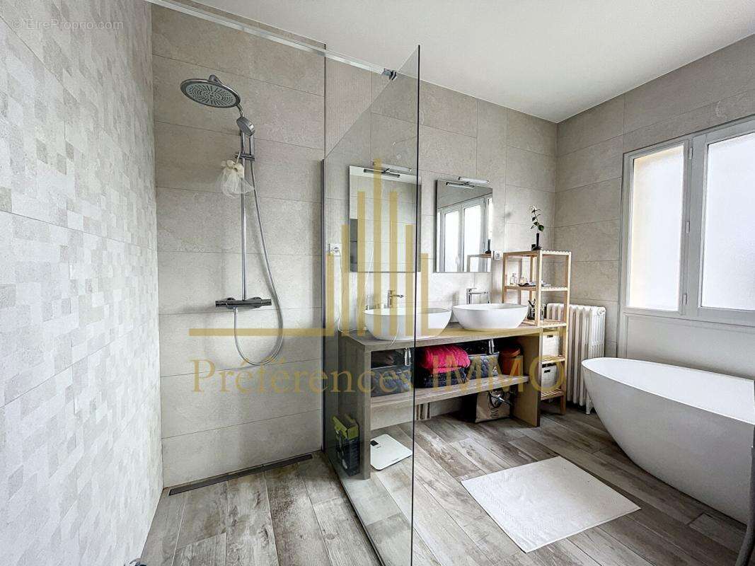A vendre à Bordeaux Belle maison rénovée aux  prestations de qualité - photo 8
