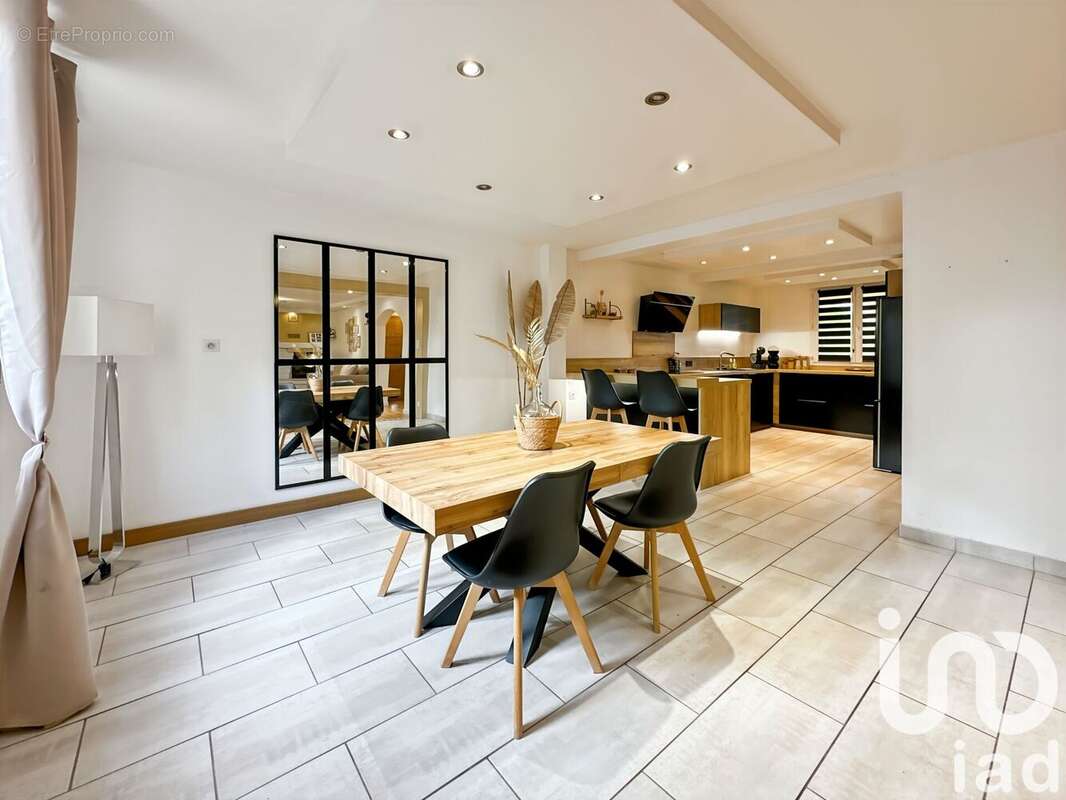 Maison 180 m² à Saint-Denis  - photo 2