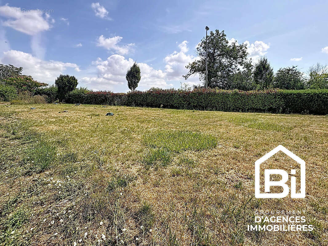 SAINT SYLVAIN - Terrain constructible de 650 m² possibilité de construire une ou deux maisons - photo 3