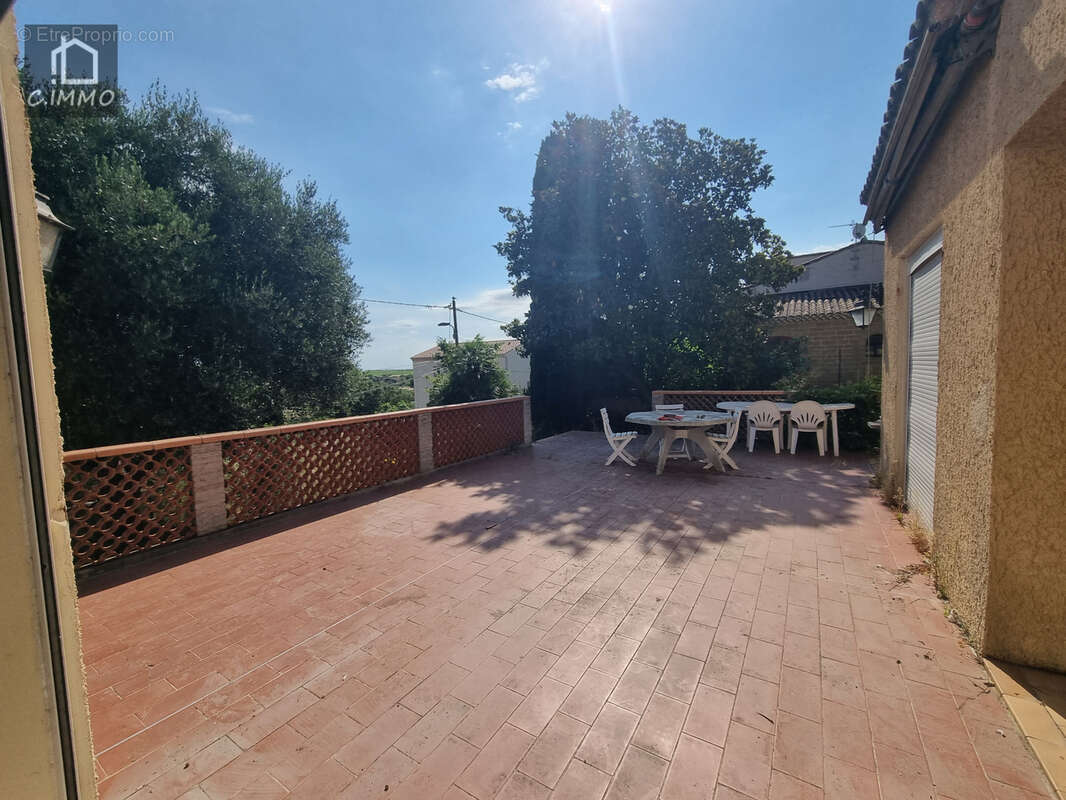 Grande maison traditionnelle de 125 m2 de type 4 avec terrasse de 73 m2 et garage de 124 m2 sur parcelle de 84 - photo 12