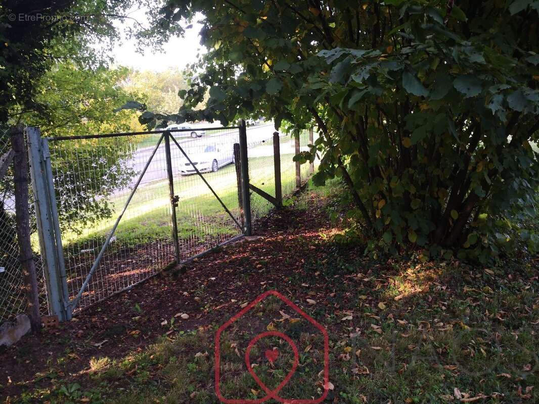 Terrain à FONTENAY-SUR-LOING