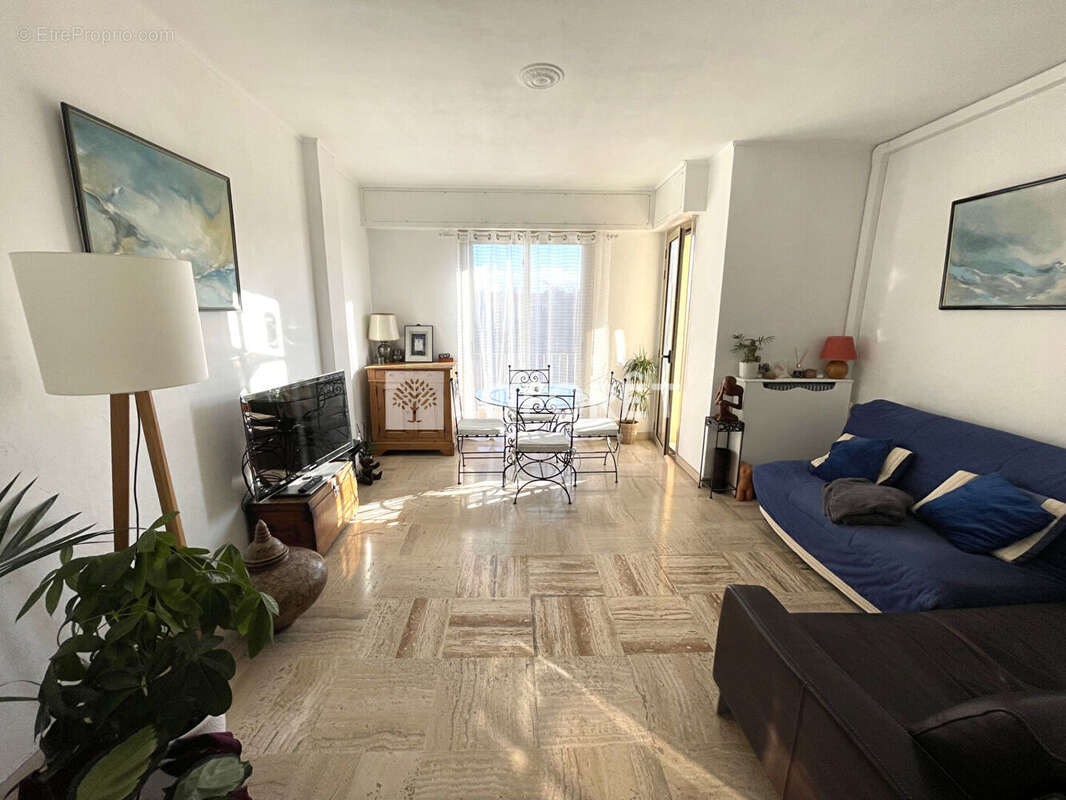Appartement à SAINT-LAURENT-DU-VAR