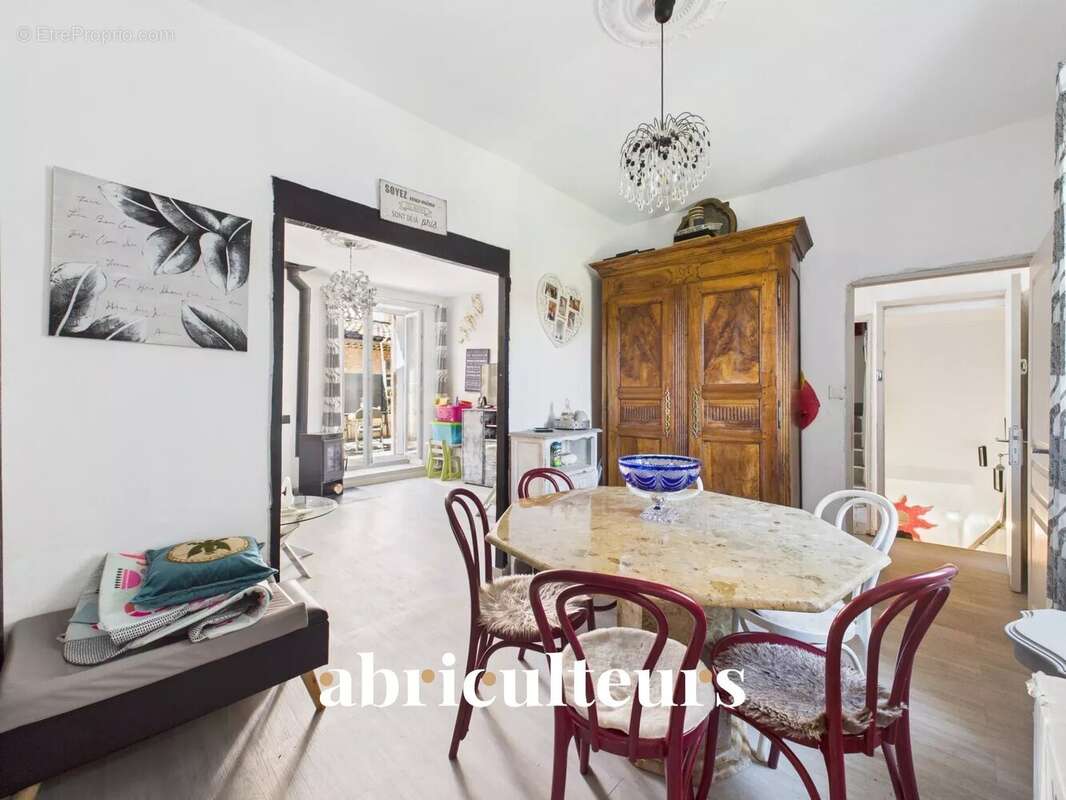 Maison à LA ROQUE-D&#039;ANTHERON