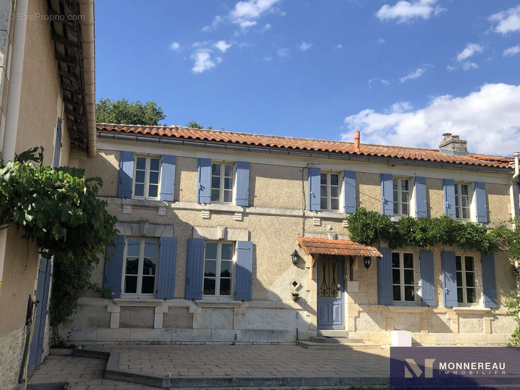 Maison à BARBEZIEUX-SAINT-HILAIRE